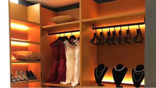 衣柜里用什么衣架好什么值得買，木衣架必需擁有姓名【華恩衣架】