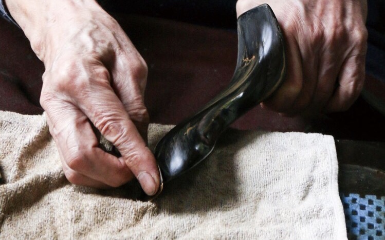 從藝術(shù)角度分析衣架鐵藝的好還是實(shí)木的好