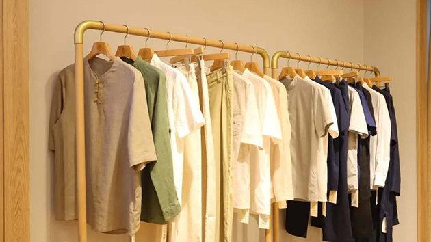 實木衣架，作為品牌服裝的首選，究竟有哪些優(yōu)勢呢？——華恩