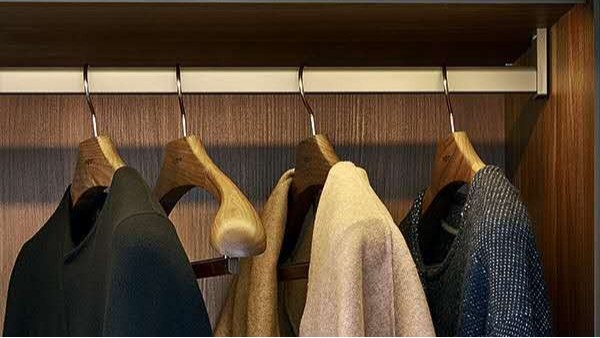 荷木衣架和櫸木衣架的區(qū)別，別再糾結(jié)買哪個(gè)！—華恩衣架