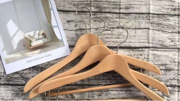 塑料衣架和實木衣架在功能上似乎沒有差距，在設計上也沒有很大的不同，但在使用上卻有著不一樣的體會和感受，于是許多人對于兩種衣架哪個更好便產生了疑問，今天，小編就與你說一說，塑料衣架和實木衣架哪個好