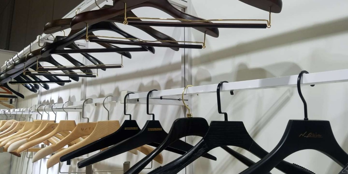 服裝店實木衣架批發(fā)