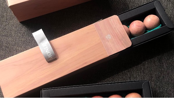 增加品牌記憶點(diǎn)的小禮物，高檔又實(shí)用的紅雪松木球！——華恩