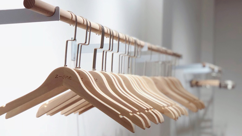 不同服裝店的衣架怎么選合適？28年老廠家告訴你答案！——華恩
