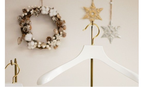 白色實(shí)木衣架