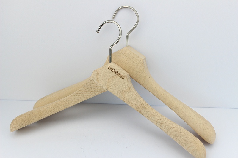 實(shí)木衣架能不能上油？這幾點(diǎn)要注意了！【華恩】