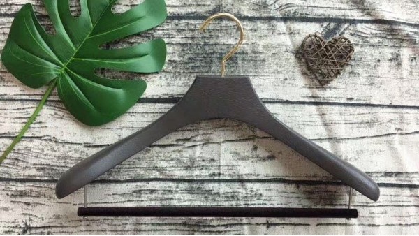 實(shí)木衣架味道大？教你怎么判斷實(shí)木衣架好壞【華恩】