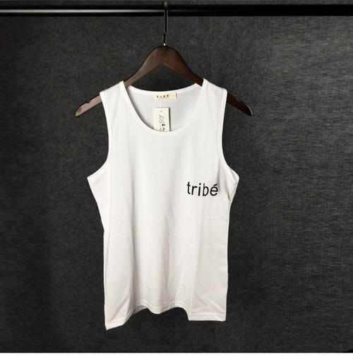 白衣服被木衣架染色，木衣架掛白衣服染黃