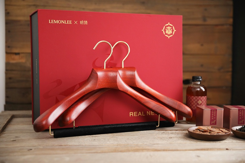 感恩節(jié)送什么禮物好--實(shí)木衣架