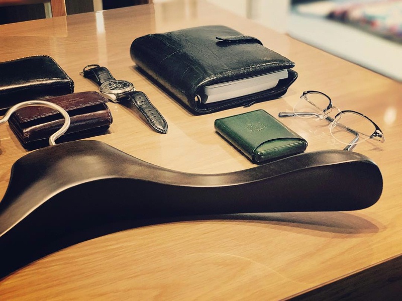 深咖啡色歐式實(shí)木衣架