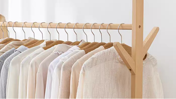 實木衣架衣帽架生產(chǎn)廠家是否有售后保障？--華恩