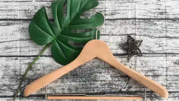 華恩小課堂：實(shí)木衣架與塑料衣架對(duì)比【華恩】