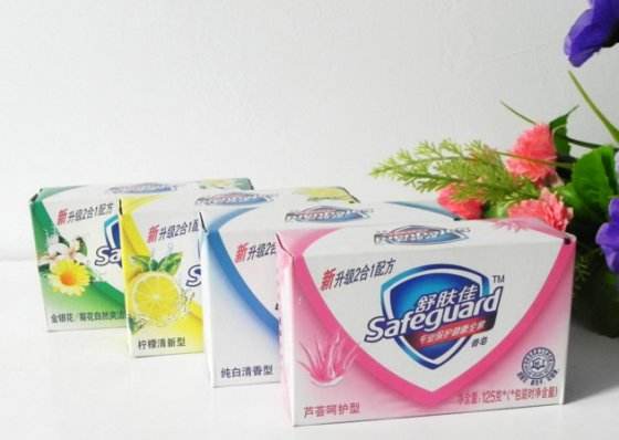 衣柜里的晾衣架上有很多白色的蟲卵