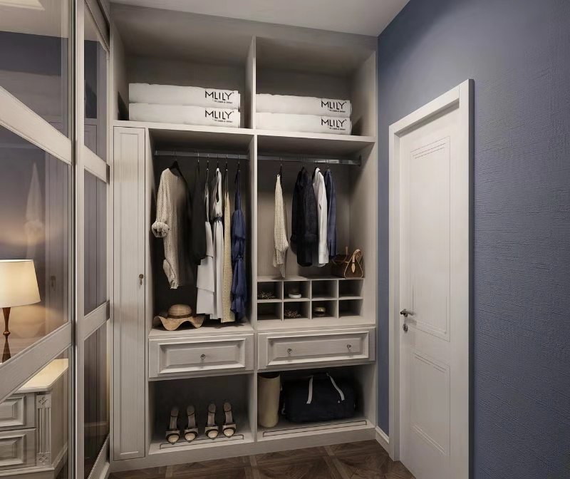 衣柜里的晾衣架上有很多白色的蟲卵