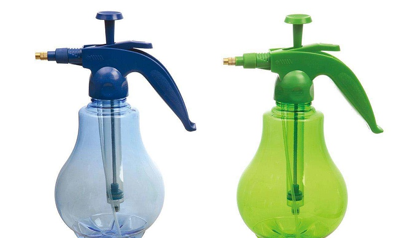 衣柜里的晾衣架上有很多白色的蟲卵