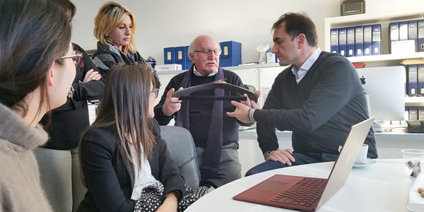 華恩為亞馬遜、京東、天貓等電商平臺(tái)供應(yīng)實(shí)木衣架，品質(zhì)優(yōu)實(shí)用性強(qiáng)