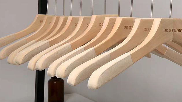 服裝品牌為什么要選擇實木衣架？——華恩