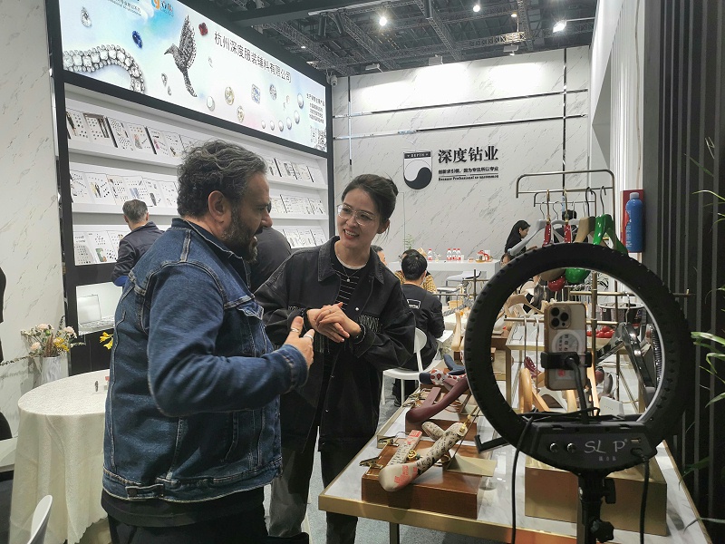 為意大利客戶(hù)介紹產(chǎn)品