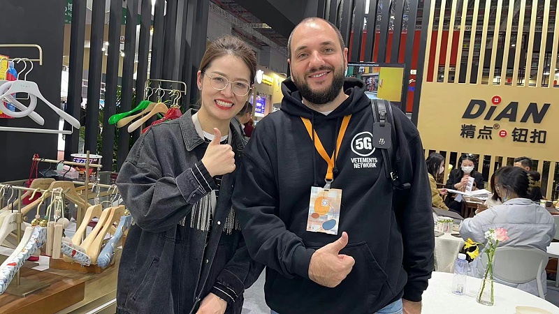 經(jīng)理與國(guó)外客戶(hù)合影