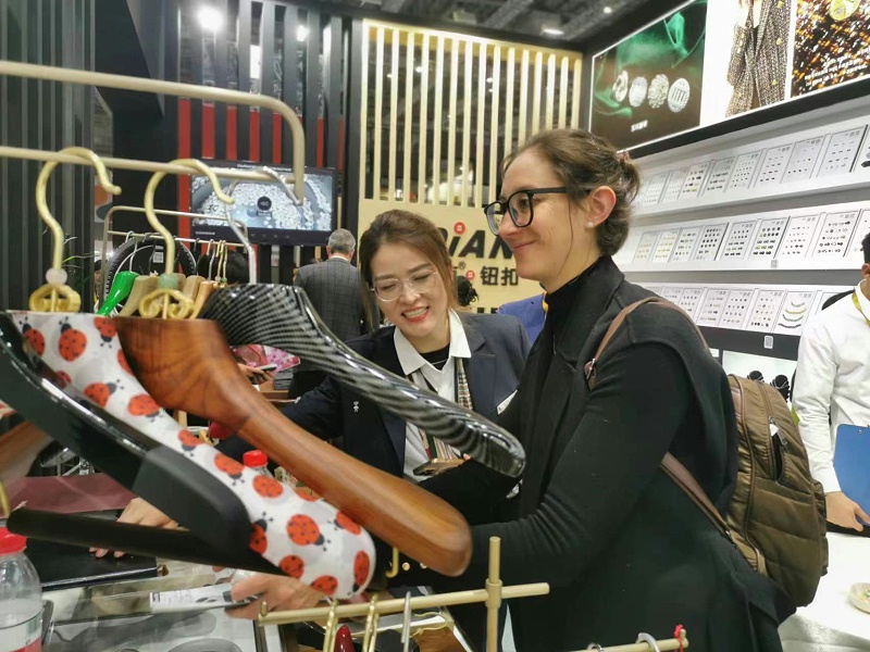 經(jīng)理正在為國(guó)外客戶(hù)介紹產(chǎn)品