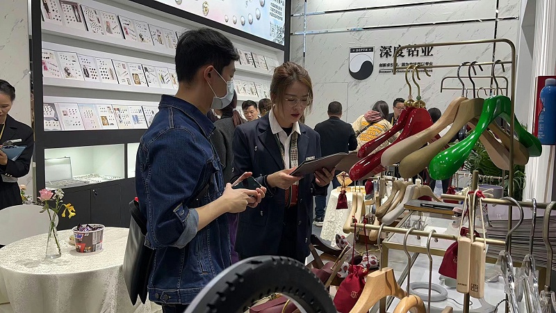 經(jīng)理正在為客戶(hù)介紹產(chǎn)品