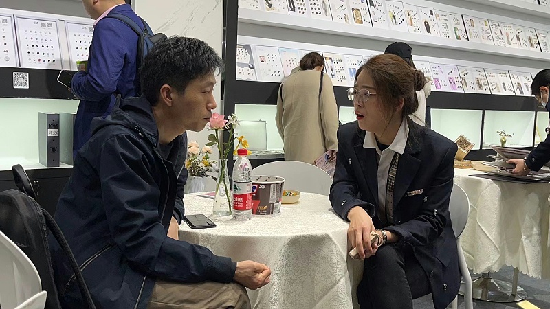 經(jīng)理正在與客戶(hù)洽談2