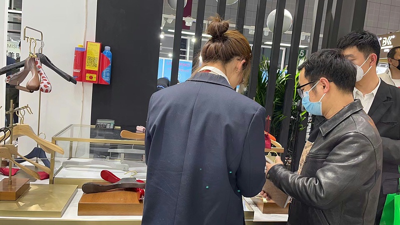 經(jīng)理正在為客戶(hù)介紹產(chǎn)品2