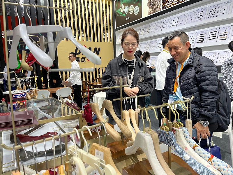 為哥倫比亞客戶(hù)介紹產(chǎn)品