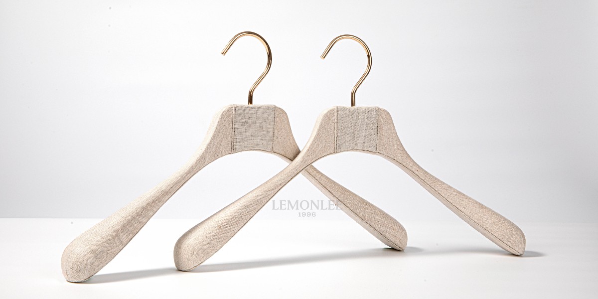 30年匠心打磨：這款「難造又好用」的亞麻包布衣架，藏著衣物護(hù)理的小心思