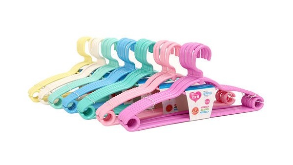 實木衣架塑料衣架。不對比不知道的秘密【華恩衣架】