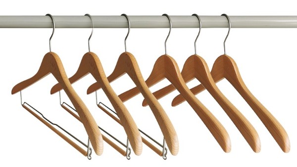 實(shí)木衣架的生產(chǎn)廠家揭秘低價(jià)衣架是如何節(jié)省成本的【華恩衣架】