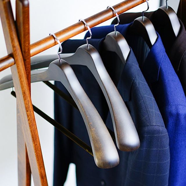 西服專用實(shí)木展示衣架