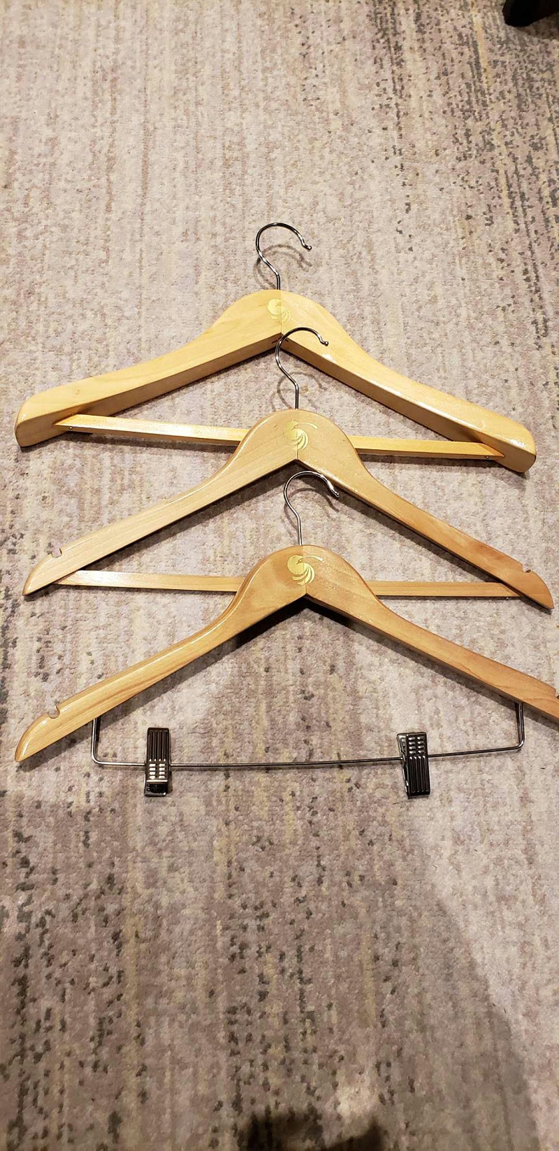 塑料 實木衣架，為什么實木衣架更好？【華恩】