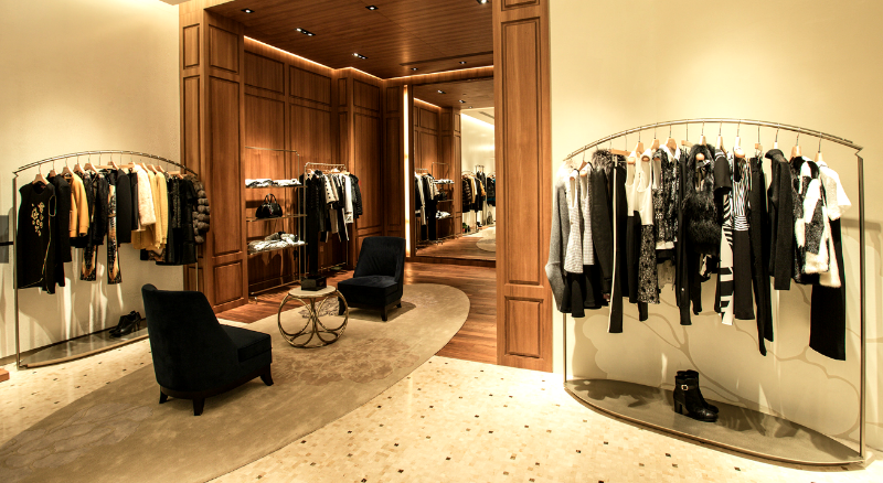 服裝店用白色還是黑色衣架