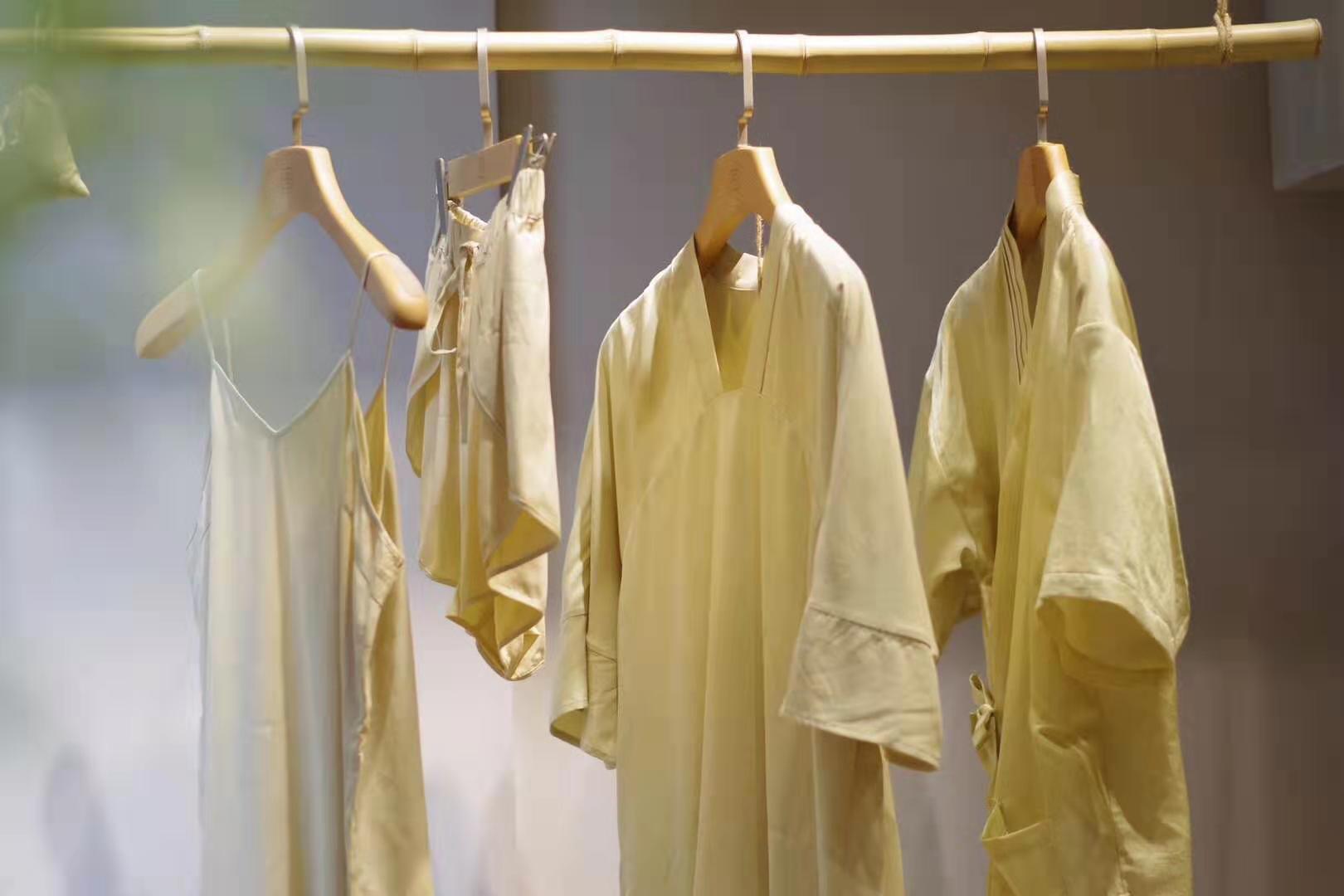 衣架鋼管好還是實(shí)木好