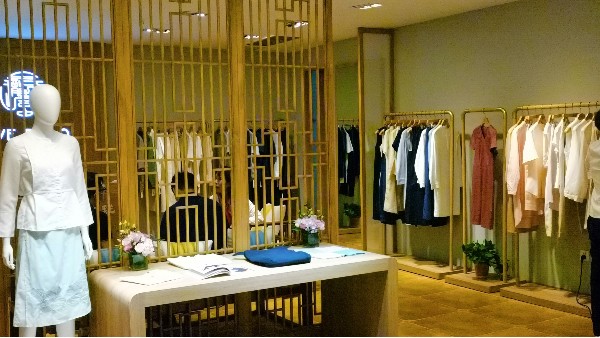 服裝店實木衣架批發(fā)