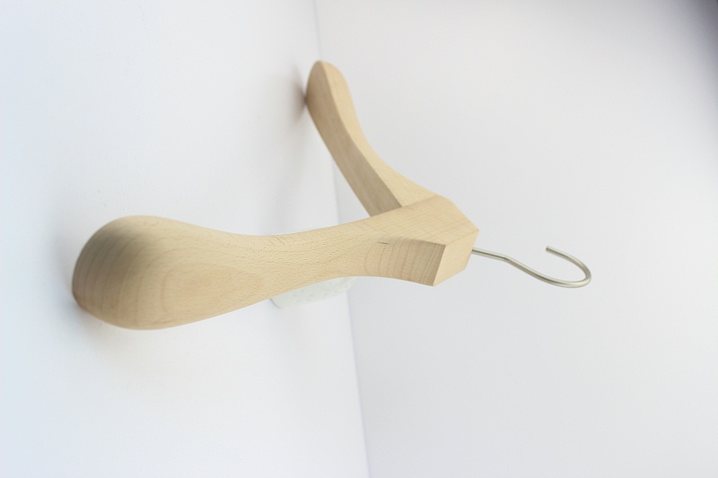 為什么選擇實木衣架，從這一步起讓家更溫馨【華恩】