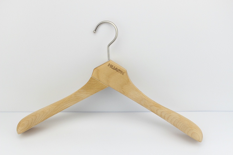 為什么選擇實木衣架，從這一步起讓家更溫馨【華恩】