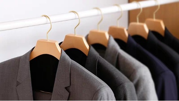 家居衣架哪個(gè)品牌好，衣架生產(chǎn)廠家告訴你【華恩衣架】