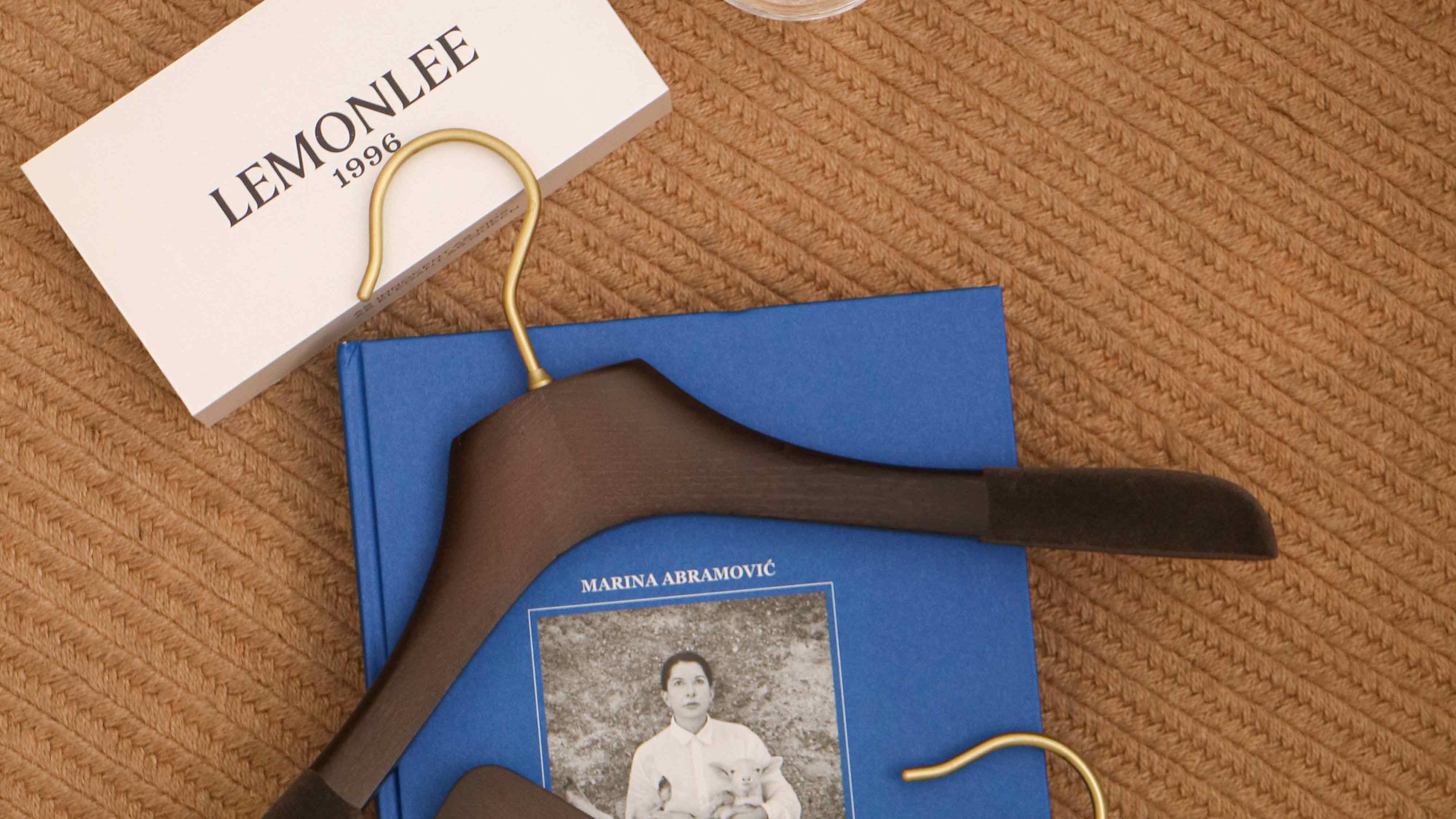 3cm實(shí)木衣架：輕松駕馭四季女裝的秘密武器