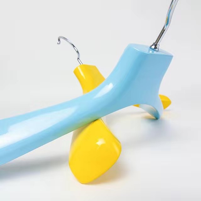 衣架實木好還是塑料好