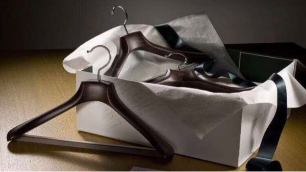 實(shí)木衣架送禮好不好