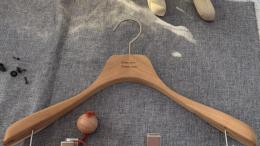 春夏實(shí)木衣架選購指南：從紅雪松到真絲包布的細(xì)節(jié)密碼