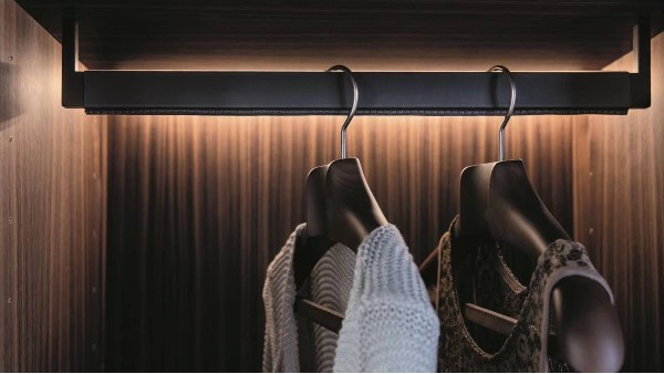 衣柜用什么材質(zhì)的衣架較