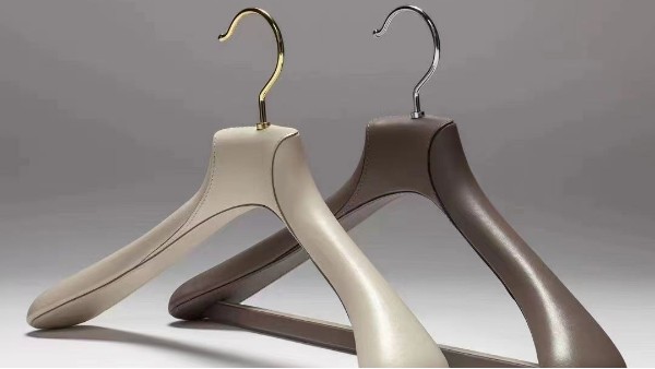 真皮包布衣架——細膩承托每寸質(zhì)感，時尚陳列一鍵出圈