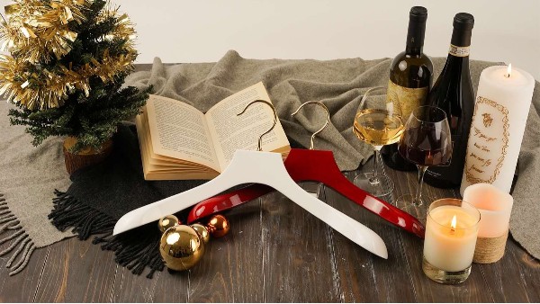 讓化著微醺妝的宋祖兒來告訴你什么材質(zhì)的實(shí)木衣架好【華恩】