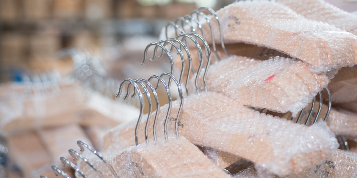 服裝店衣架批發(fā)多少錢，主要看材質(zhì)。--華恩衣架