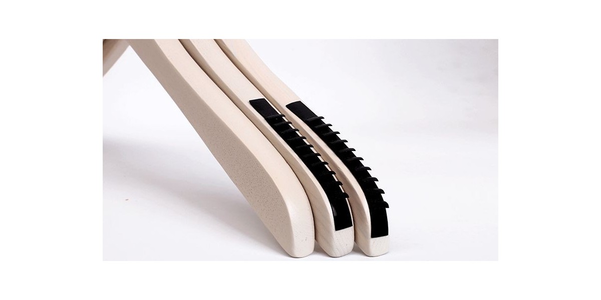 買實(shí)木衣架要不要防滑條，小技巧不容錯(cuò)過--華恩衣架