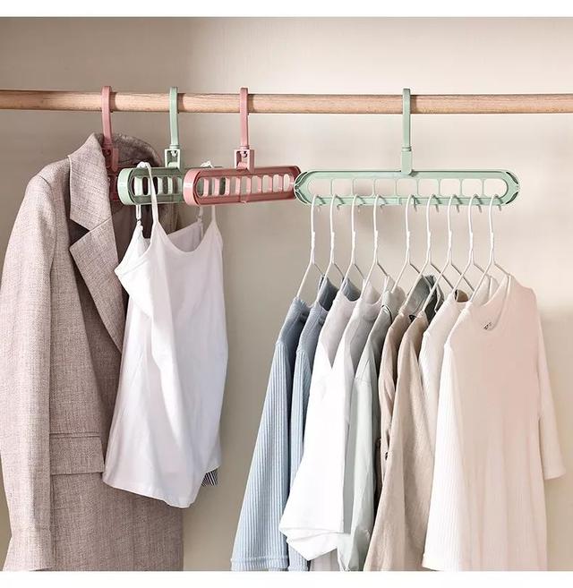 白衣服被木衣架染色，木衣架掛白衣服染黃