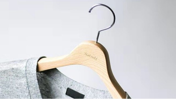 白衣服被木衣架染色，木衣架掛白衣服染黃